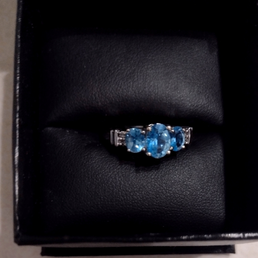 Stunning blue topaz 14 k white gold engagement ring size 7